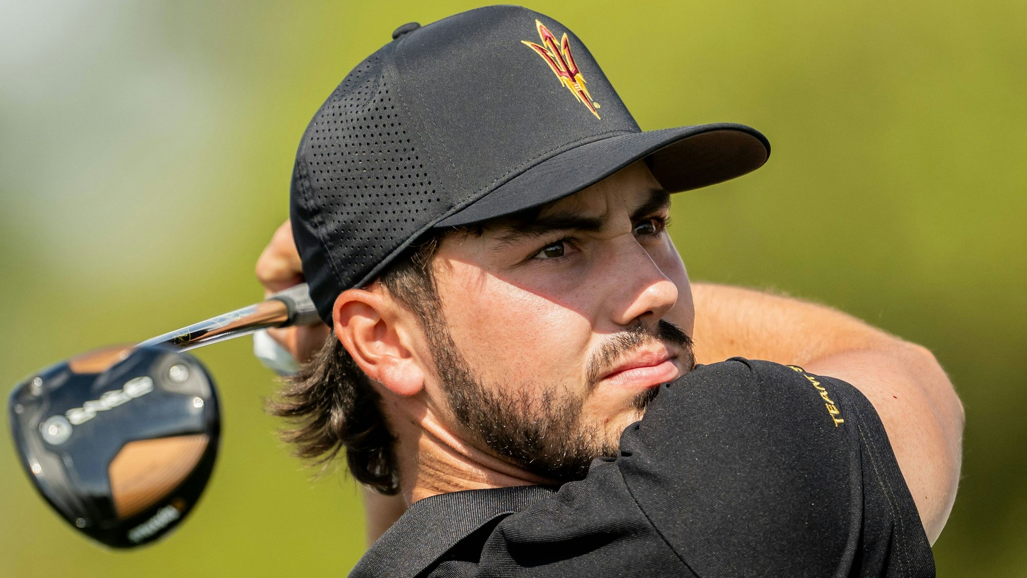José Luis Ballester schaut einem Golfball hinterher.