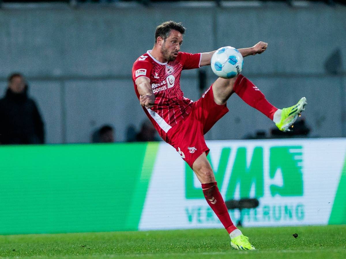 Mark Uth nimmt akrobatisch den Ball an.