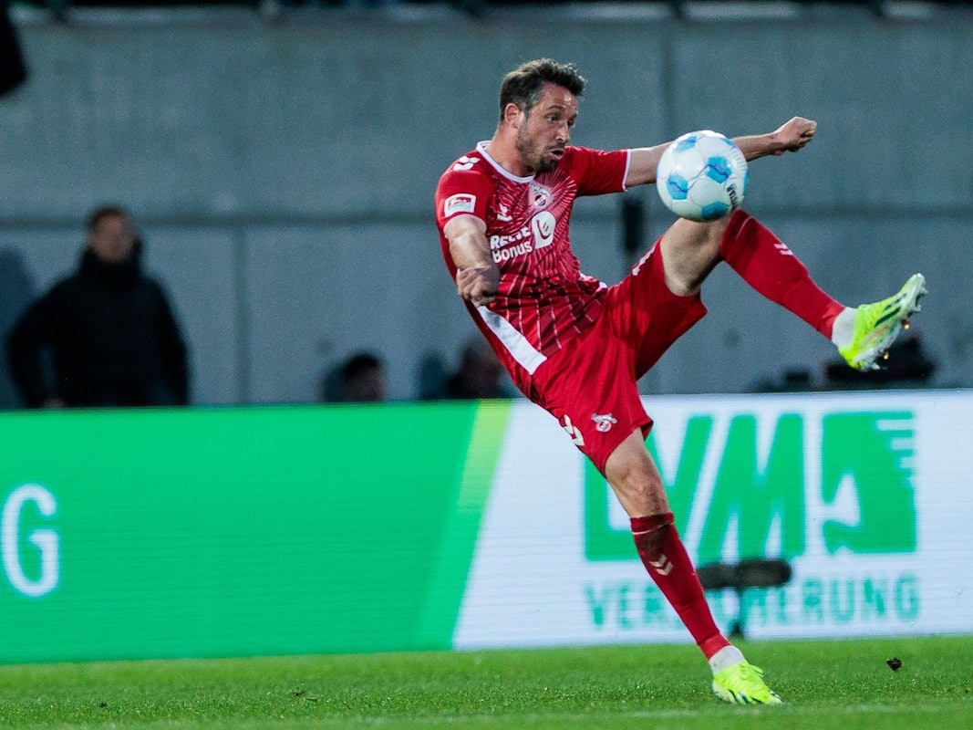 Mark Uth nimmt akrobatisch den Ball an.