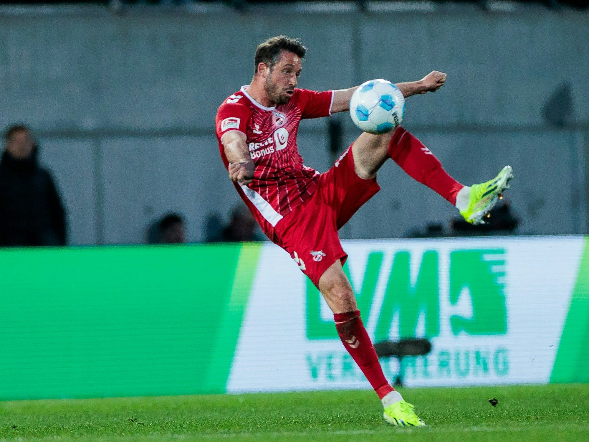 Mark Uth nimmt akrobatisch den Ball an.