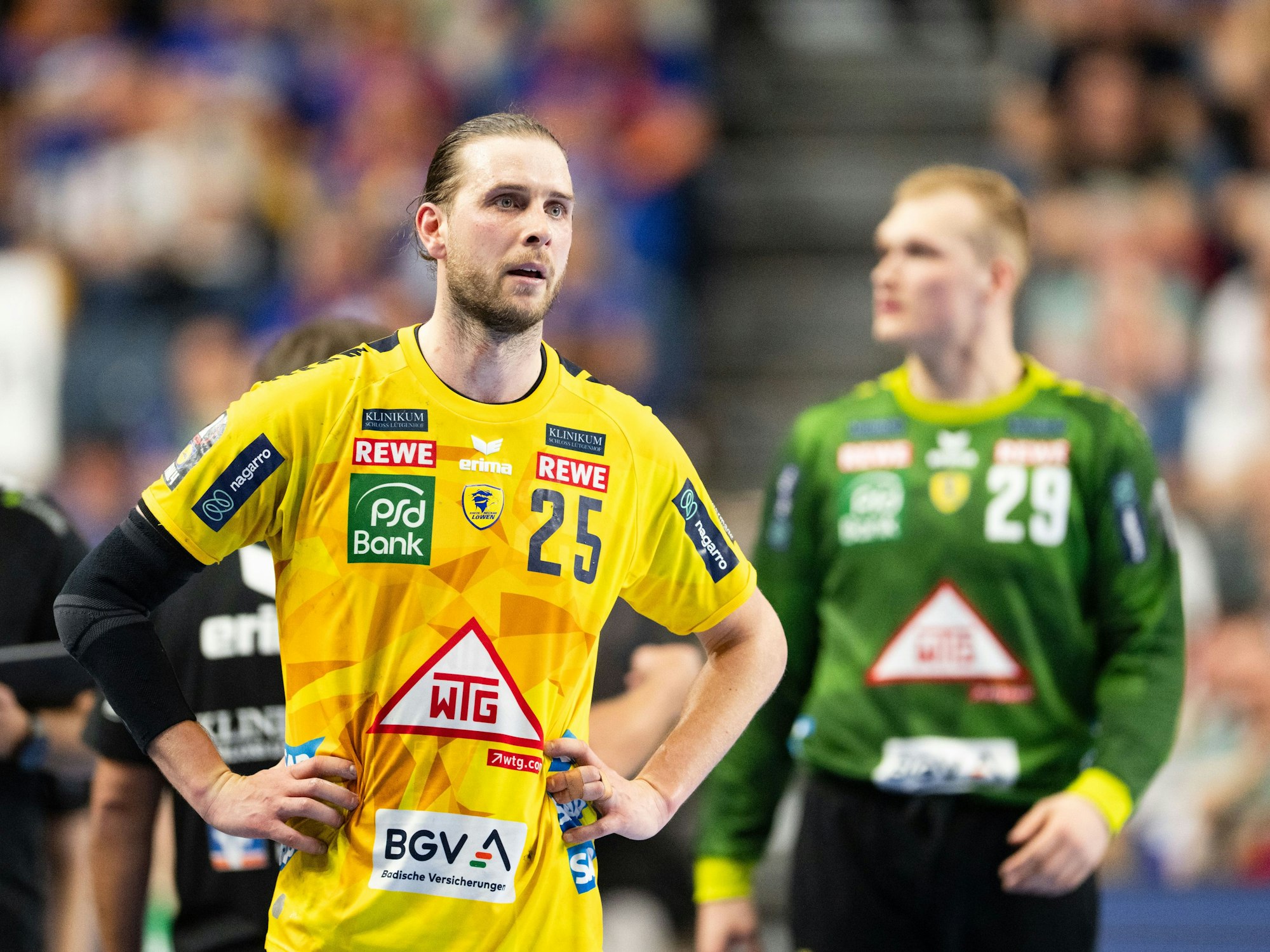 Olle Forsell-Schefvert von Rhein-Neckar Löwen reagiert nach seiner Roten Karte.