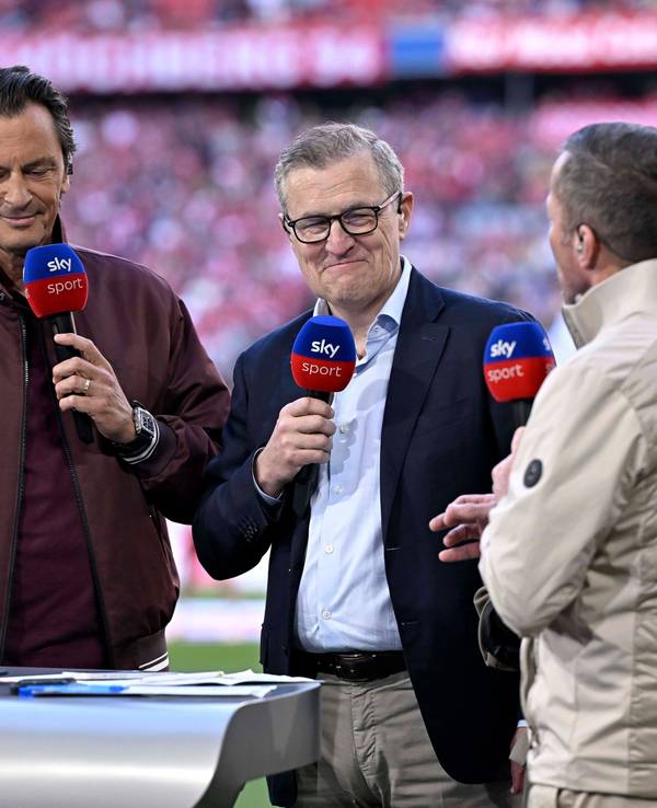 Bayerns Vorstandsvorsitzender Jan-Christian Dreesen (M.) im Interview mit Sky-Moderator Sebastian Hellmann (l.) und Lothar Matthäus.