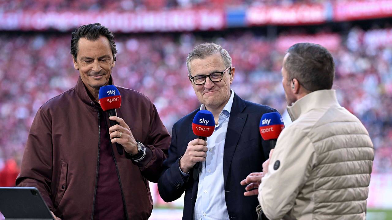 Bayerns Vorstandsvorsitzender Jan-Christian Dreesen (M.) im Interview mit Sky-Moderator Sebastian Hellmann (l.) und Lothar Matthäus.