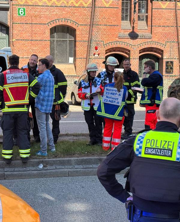 Helfer sind am Samstag (12.April 2025) auf einer Straße am Miniatur Wunderland im Einsatz. Ein Unbekannter hat im Museum Reizgas versprüht. Mehrere Menschen seien dadurch leicht verletzt worden, sagte ein Polizeisprecher.