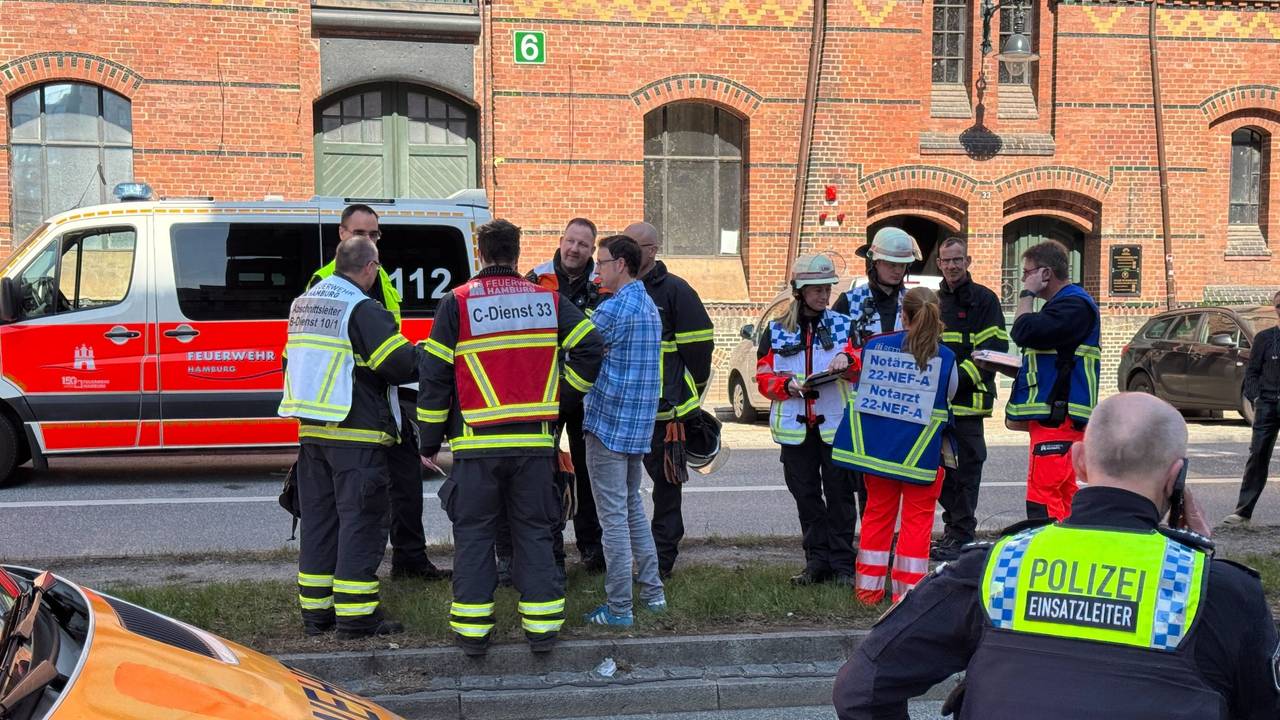 Helfer sind am Samstag (12.April 2025) auf einer Straße am Miniatur Wunderland im Einsatz. Ein Unbekannter hat im Museum Reizgas versprüht. Mehrere Menschen seien dadurch leicht verletzt worden, sagte ein Polizeisprecher.