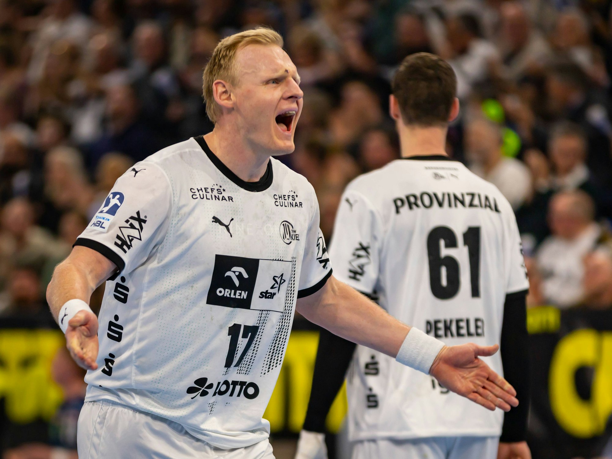 Patrick Wiencek jubelt in Richtung der Fans.