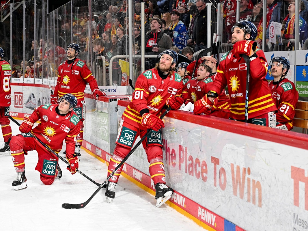 Düsseldorfer Spieler schauen gebannt auf den Videowürfel.