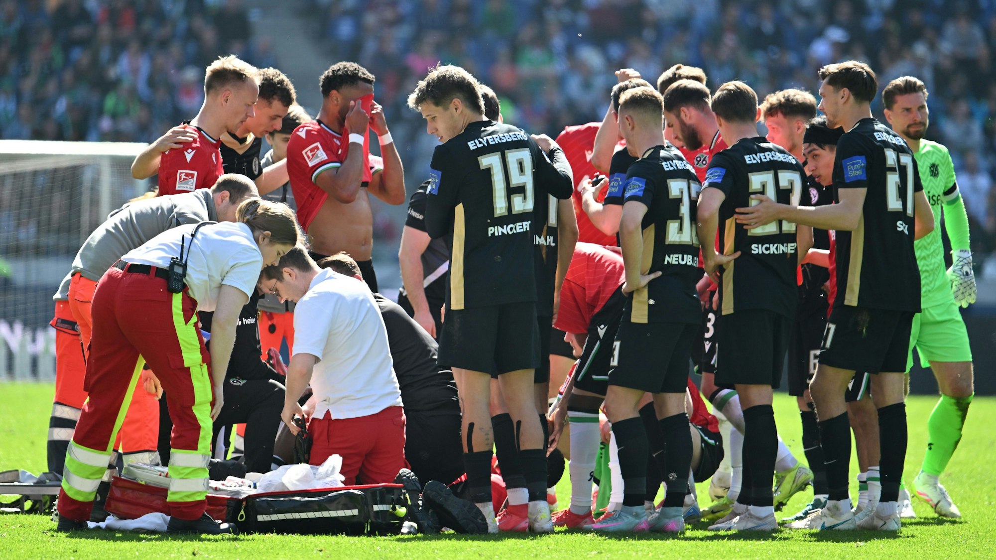 Jessic Ngankam wird nach seiner schweren Verletzung auf dem Rasen versorgt.