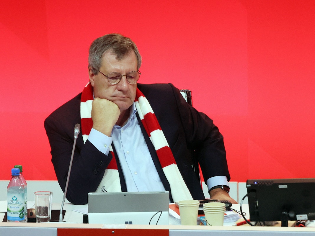 FC-Präsident Werner Wolf sitzt auf der Mitgliederversammlung auf der Bühne.
