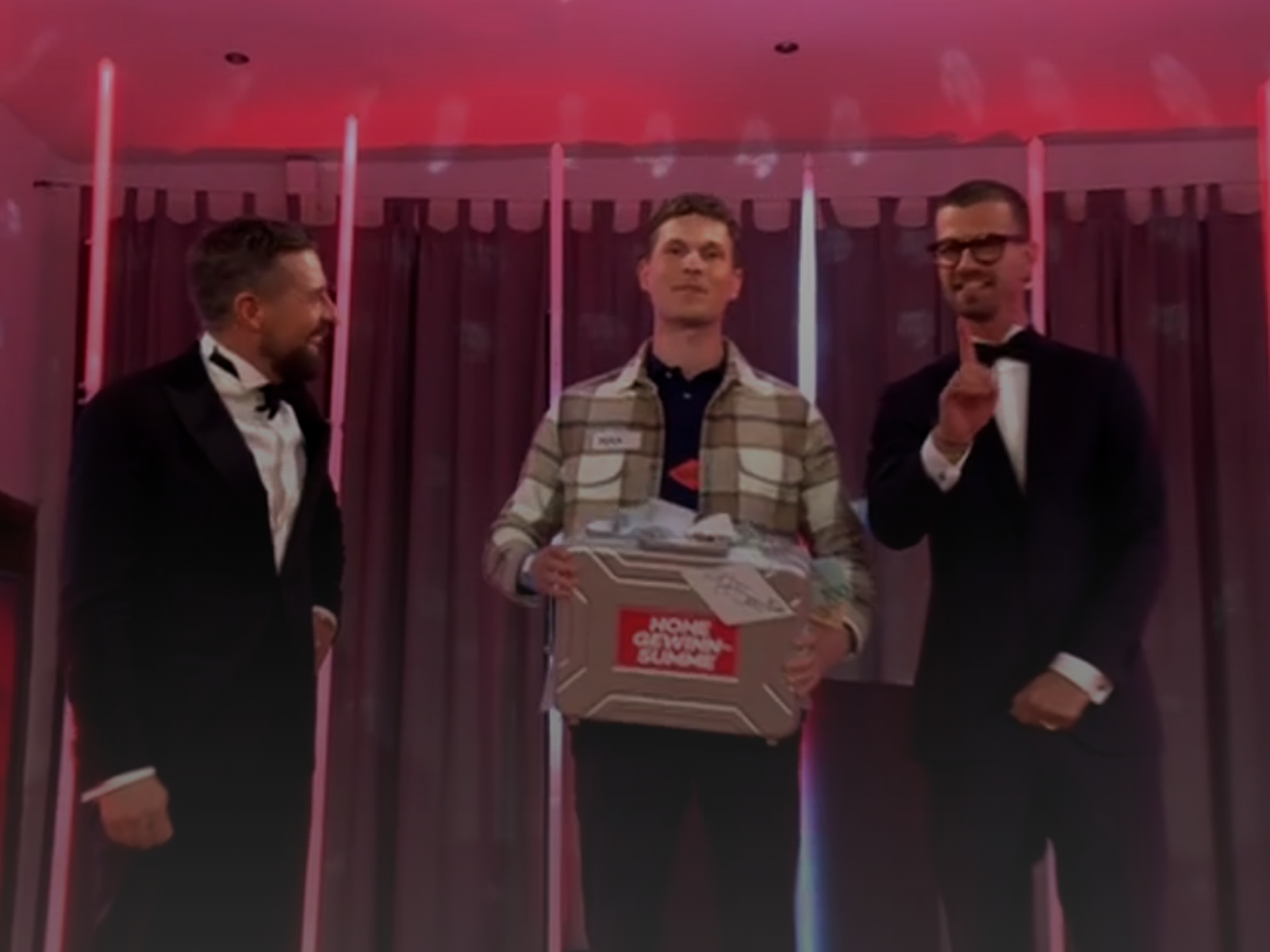 Kandidat Max freut sich am 12. April 2025 in der ProSieben-Show „Ein sehr gutes Quiz“ mit Joko und Klaas über seinen Gewinn von 97.500 Euro.