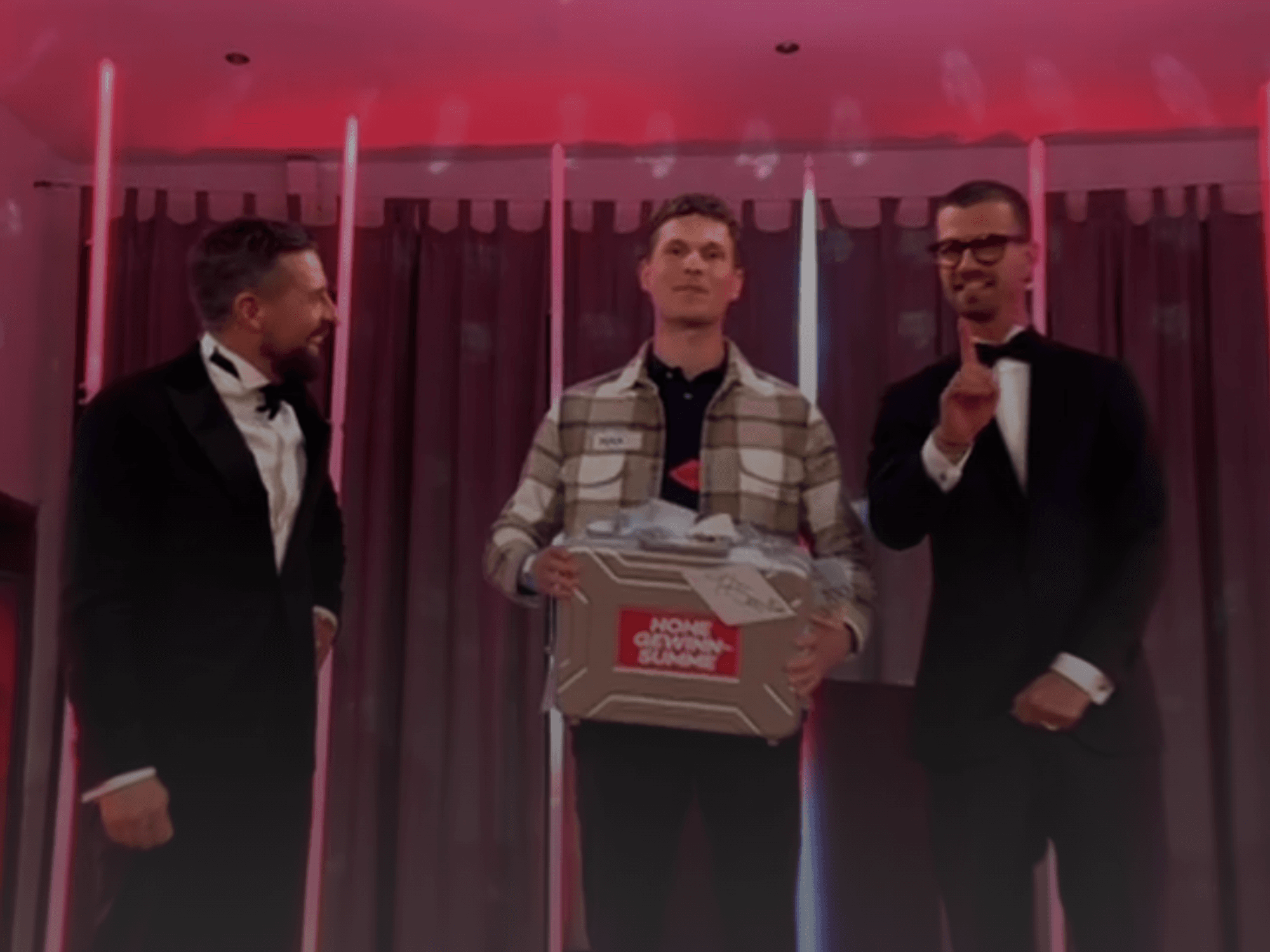 Kandidat Max freut sich am 12. April 2025 in der ProSieben-Show „Ein sehr gutes Quiz“ mit Joko und Klaas über seinen Gewinn von 97.500 Euro.