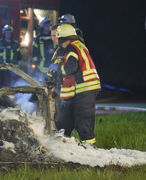 Einsatzkräfte stehen am 13. April 2025 an der Unfallstelle in Syke (Niedersachen). Zwei 17-Jährige sind in der Nacht mit einem Sportwagen gegen einen Baum geprallt und im Wagen verbrannt.