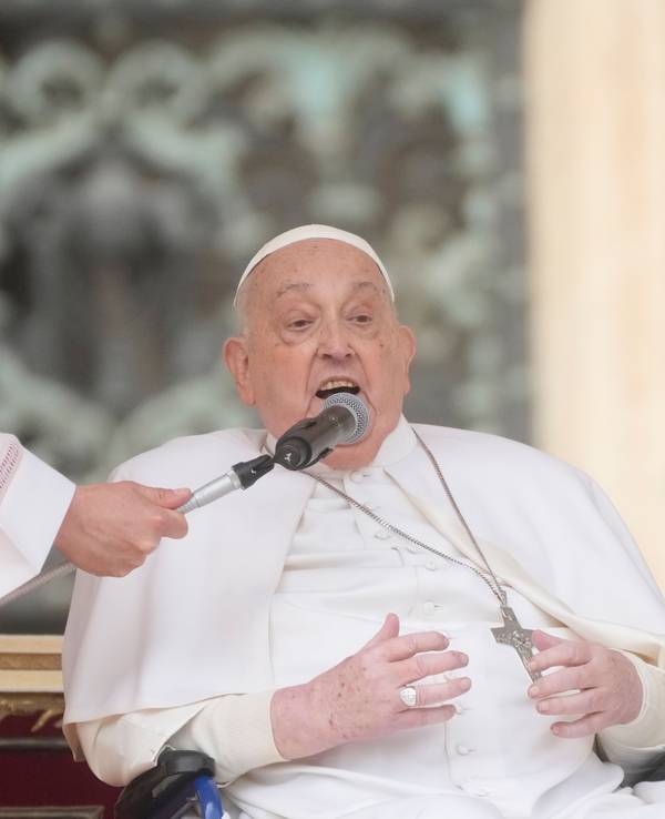 Monsignore Massimiliano Matteo Boiardi hält das Mikrofon für Papst Franziskus, während er den Gläubigen, die an der Messe am Palmsonntag (13. April 2025) auf dem Petersplatz im Vatikan teilgenommen haben, einen frohen Palmsonntag und ein schönes Osterfest wünscht.