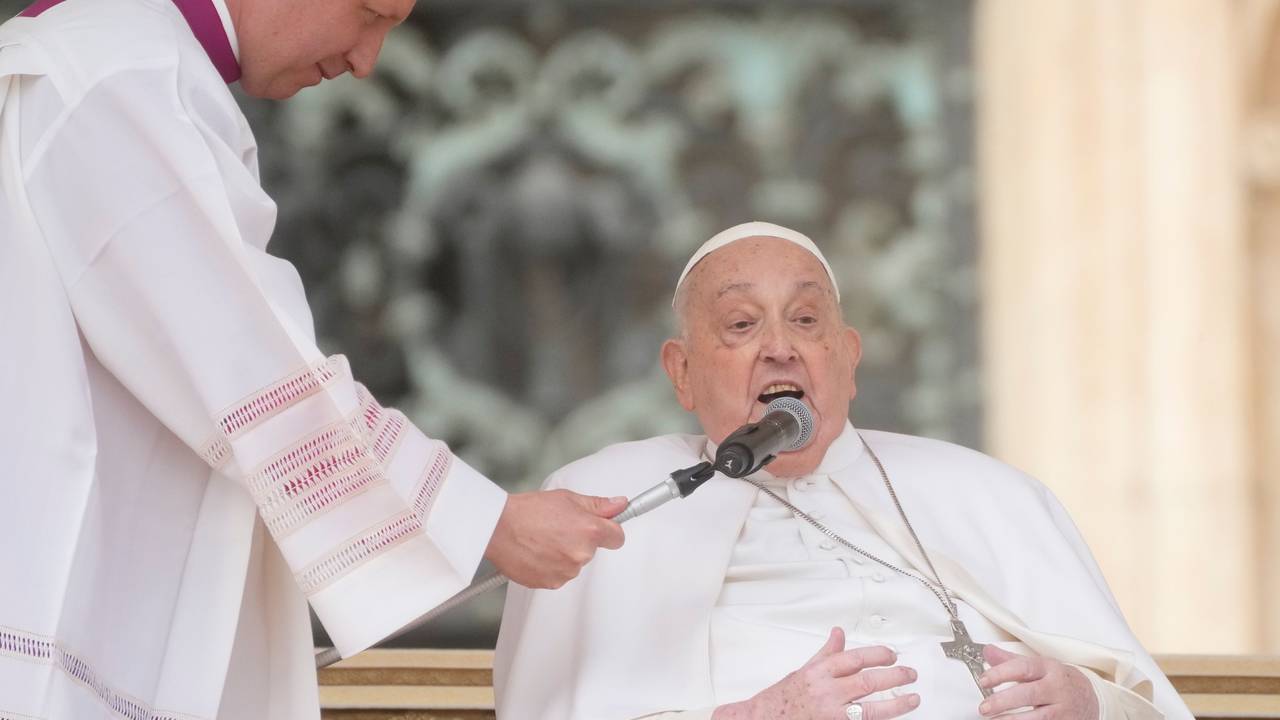 Monsignore Massimiliano Matteo Boiardi hält das Mikrofon für Papst Franziskus, während er den Gläubigen, die an der Messe am Palmsonntag (13. April 2025) auf dem Petersplatz im Vatikan teilgenommen haben, einen frohen Palmsonntag und ein schönes Osterfest wünscht.