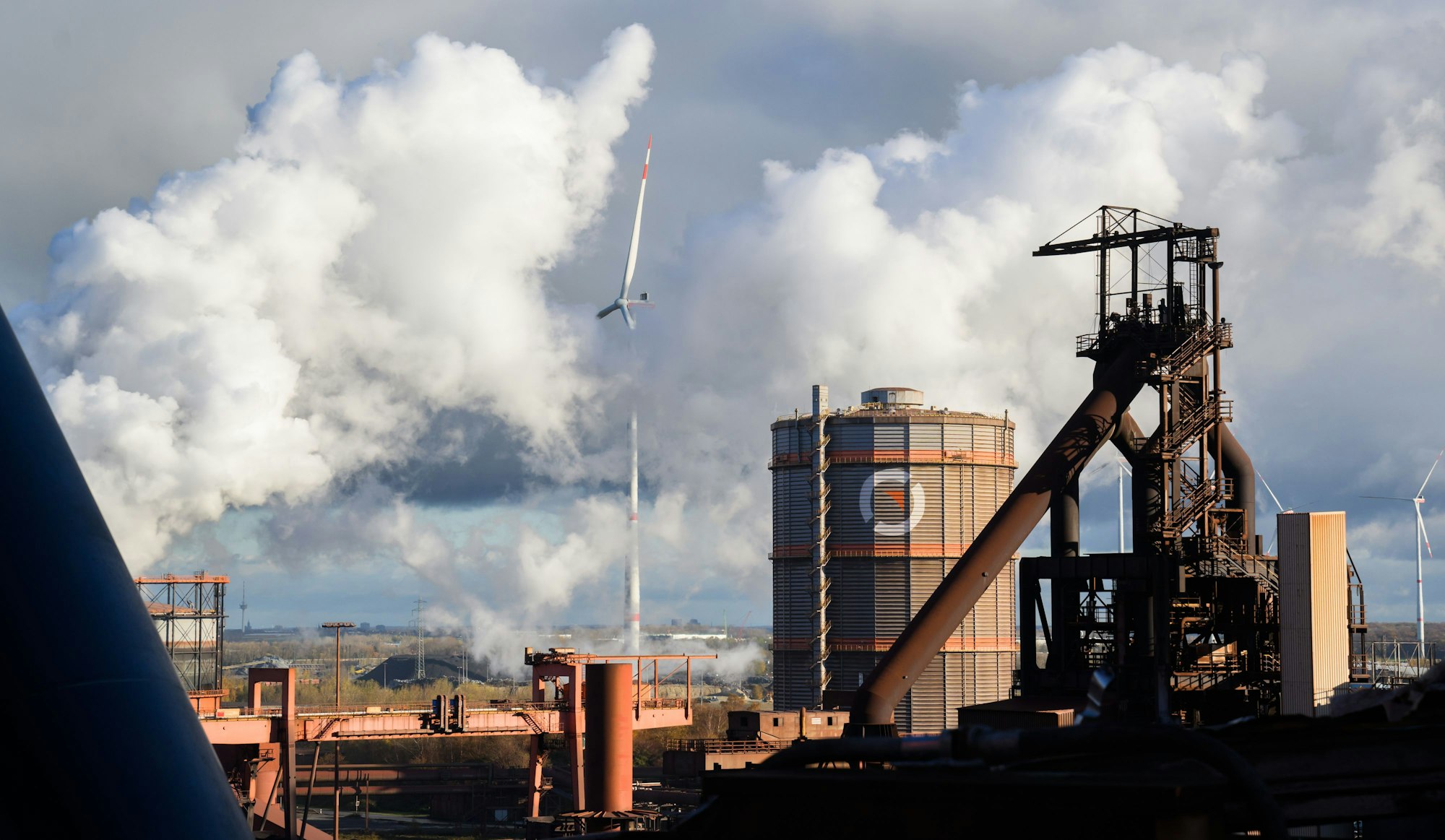 Beim Absturz eines Kleinflugzeuges auf das Werksgelände der Salzgitter AG, hier ein Foto des Werks vom November 2023, kamen der Pilot und sein Co-Pilot ums Leben.