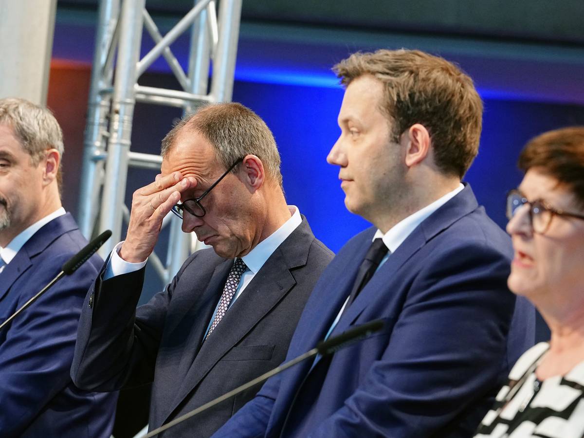 Die vergangenen Monate haben Friedrich Merz viel abverlangt. Auf dem Foto steht der Unions-Kanzlerkandidat am 9. April 2025 zwischen Markus Söder (CSU, l.) und Lars Klingbeil (SPD,r.) bei der Vorstellung des Koalitionsvertrages im Paul-Löbe-Haus.