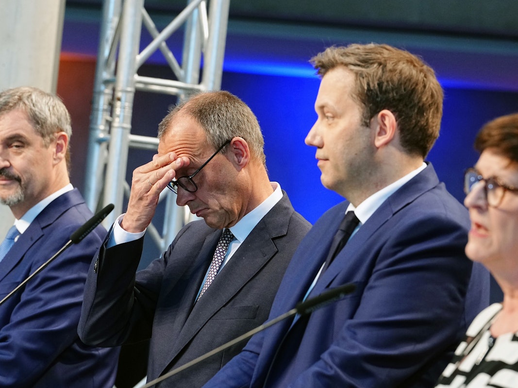 Die vergangenen Monate haben Friedrich Merz viel abverlangt. Auf dem Foto steht der Unions-Kanzlerkandidat am 9. April 2025 zwischen Markus Söder (CSU, l.) und Lars Klingbeil (SPD,r.) bei der Vorstellung des Koalitionsvertrages im Paul-Löbe-Haus.
