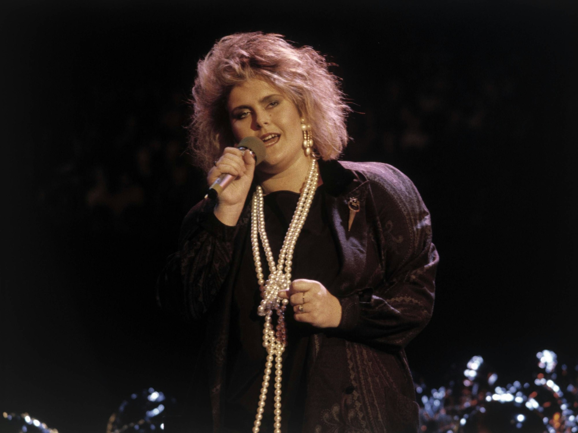 Alison Moyet singt auf der Bühne.