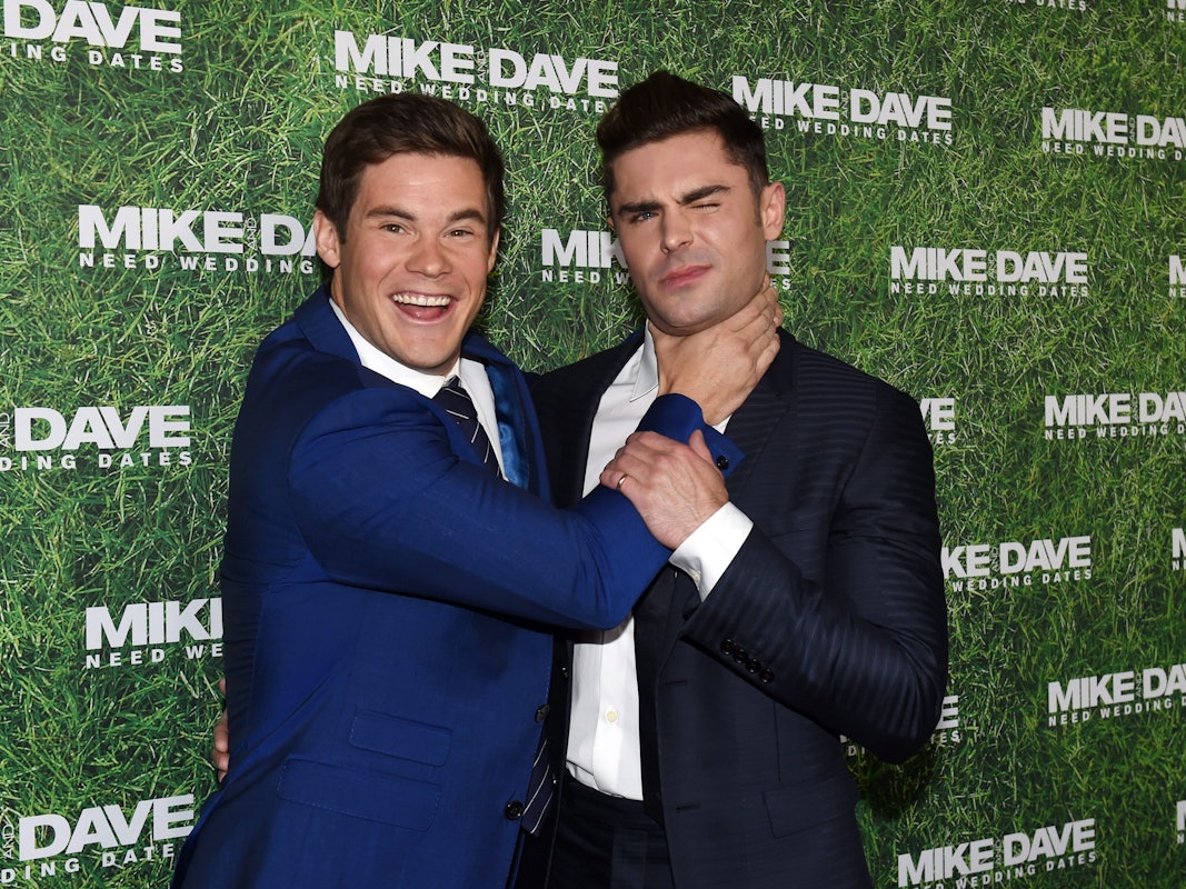 Adam Devine würgt Zac Efron.