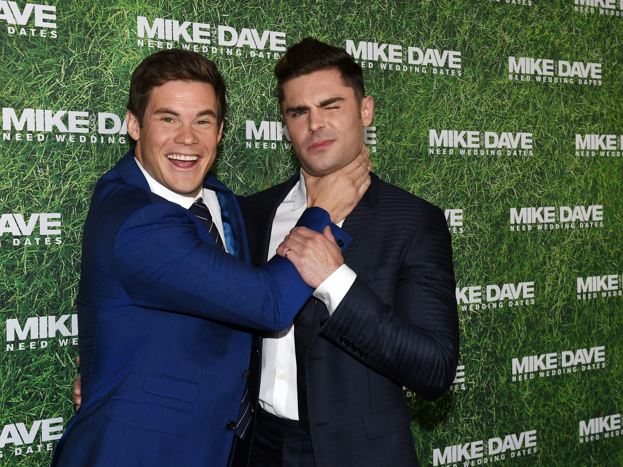 Adam Devine würgt Zac Efron.