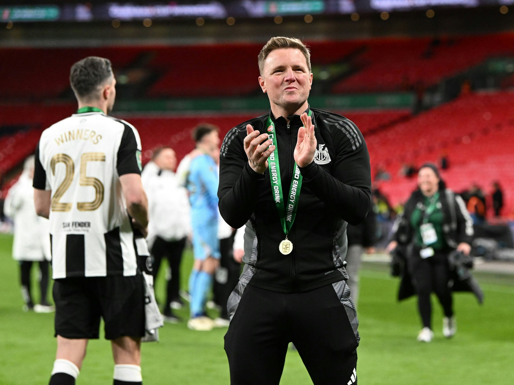 Eddie Howe applaudiert den Fans.