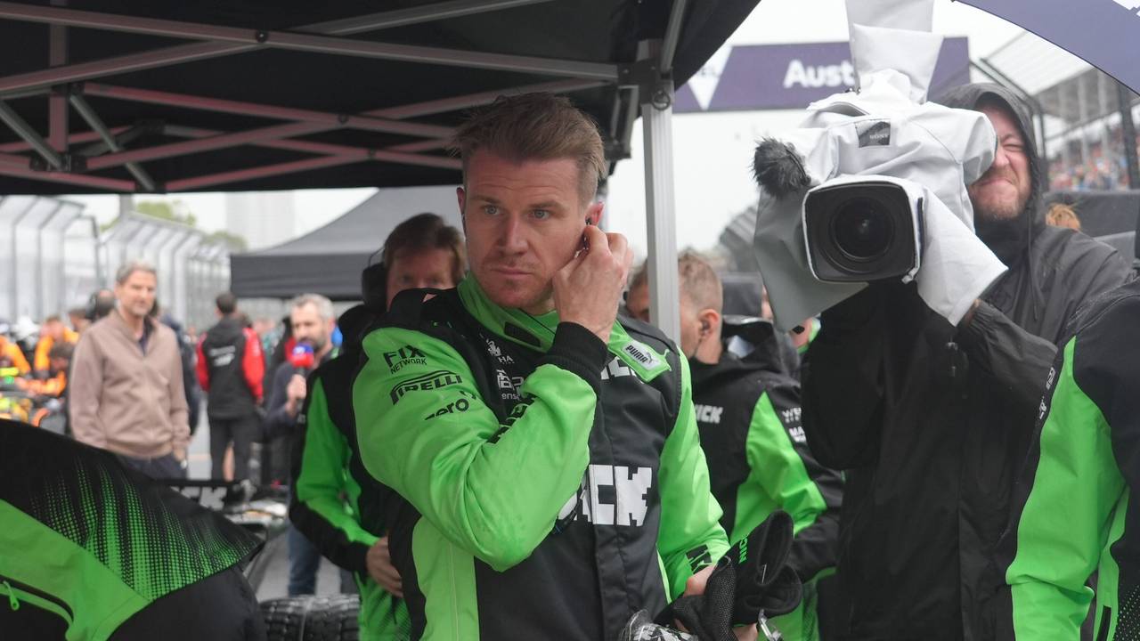 Nico Hülkenberg steht an seinem Formel-1-Boliden.