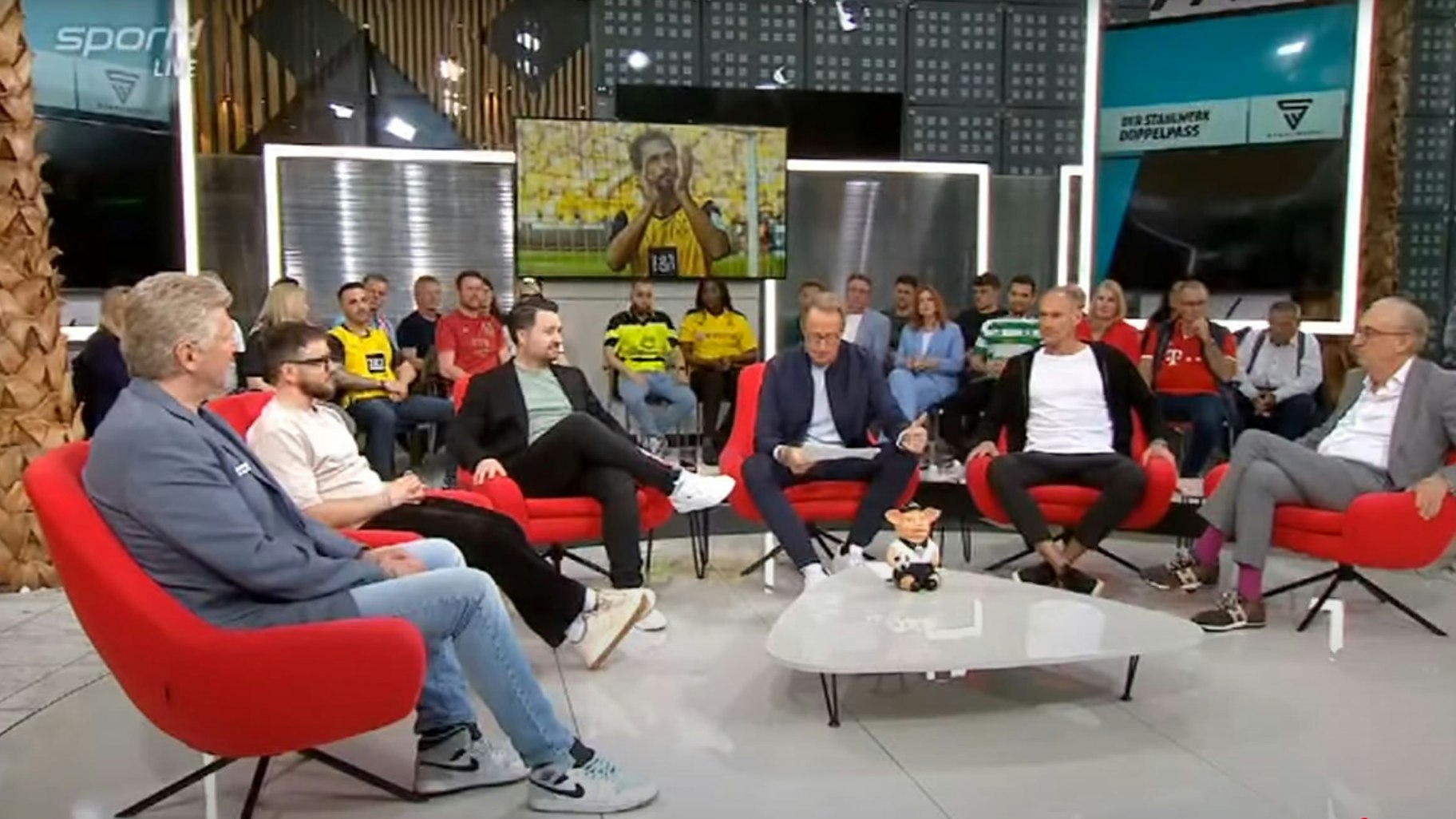 Diskussion beim Doppelpass über Mats Hummels.