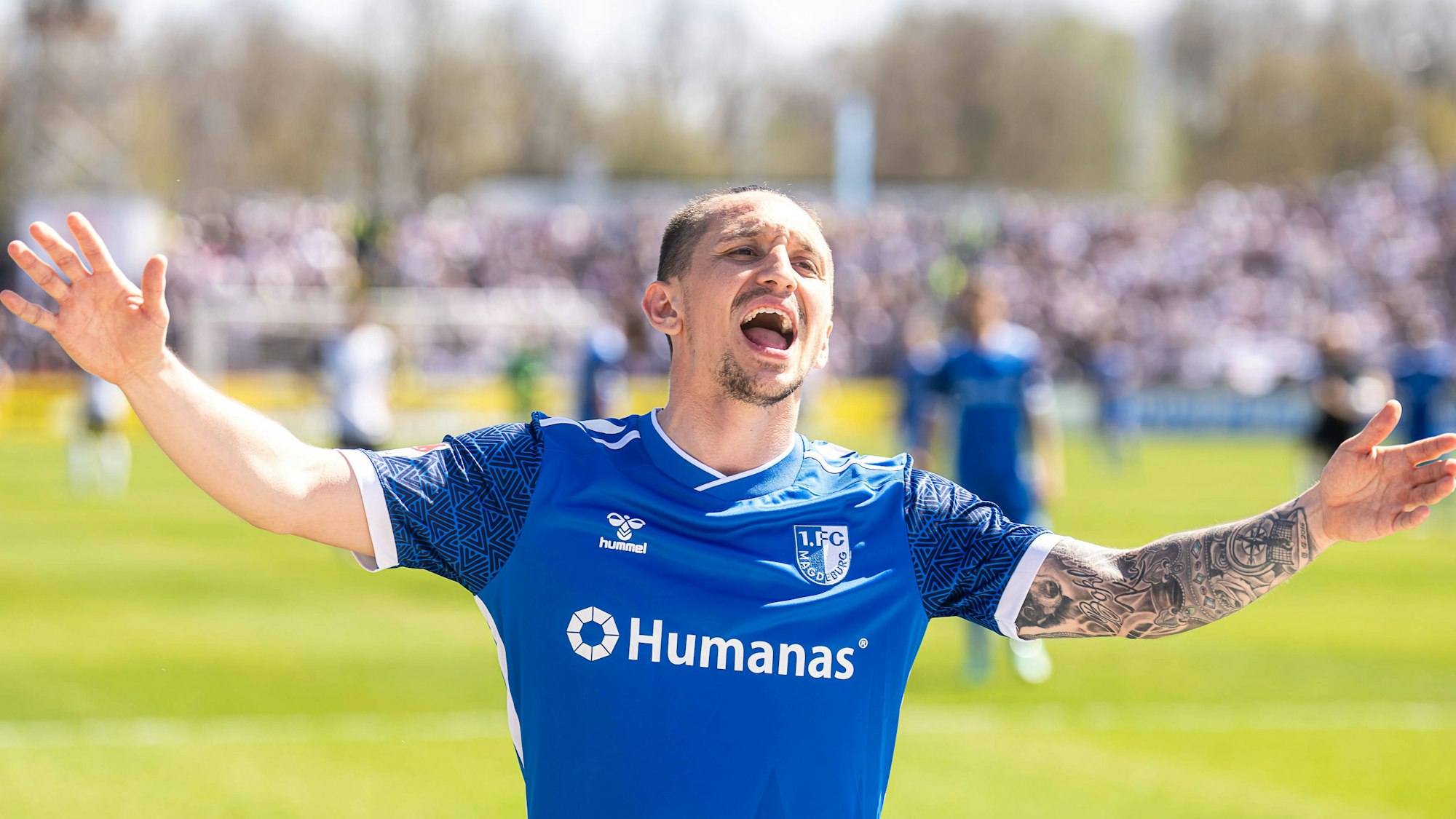 Baris Atik versucht die Fans des 1. FC Magdeburg zu überreden, keine Bengalos mehr zu zünden.