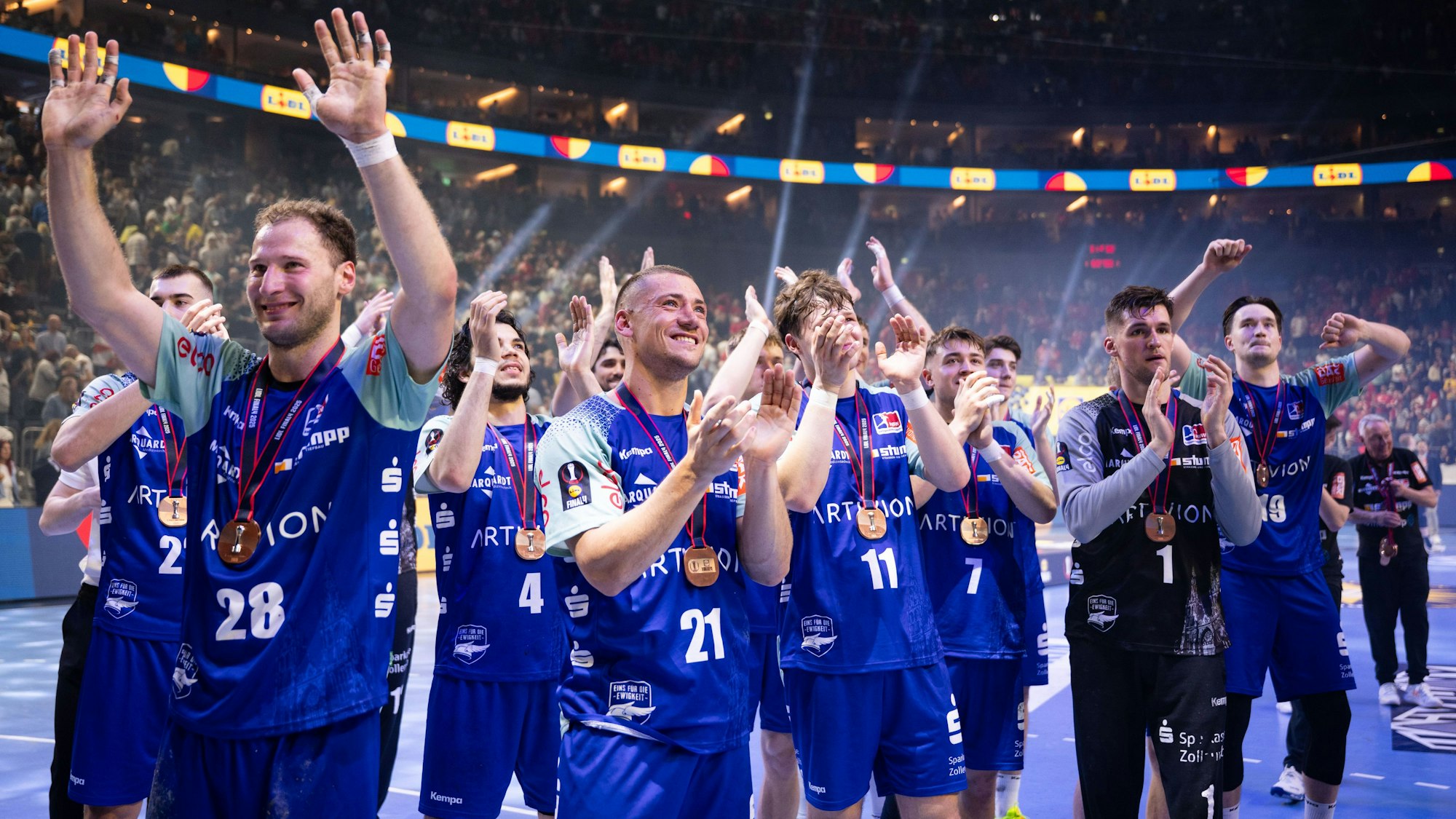 Die Spieler der HBW jubeln nach der Partie mit ihren Fans.