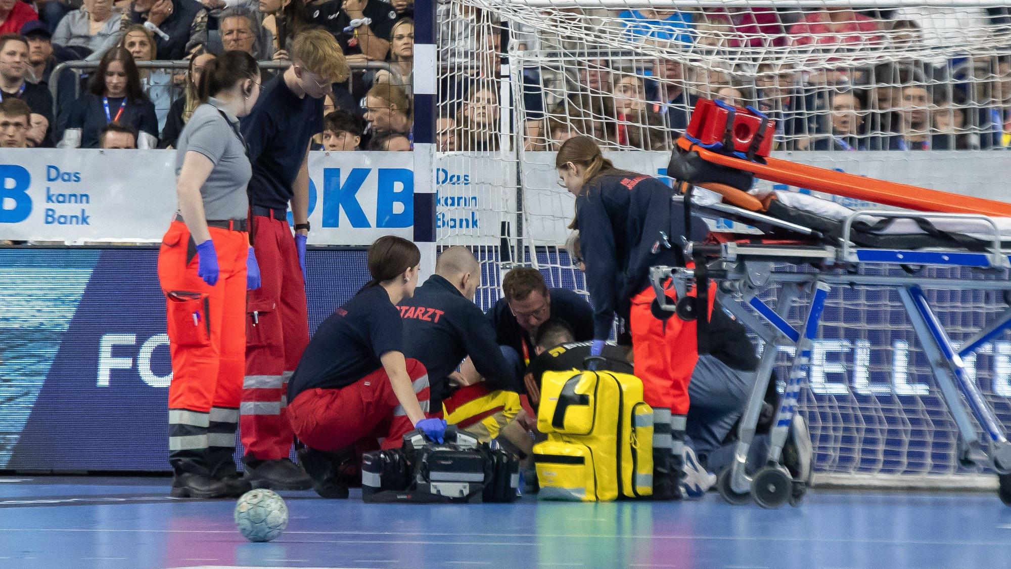 Torwart Benedek Nagy musste auf dem Feld behandelt werden.