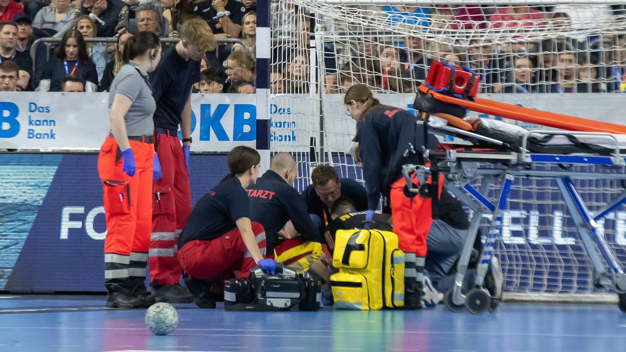 Torwart Benedek Nagy musste auf dem Feld behandelt werden.