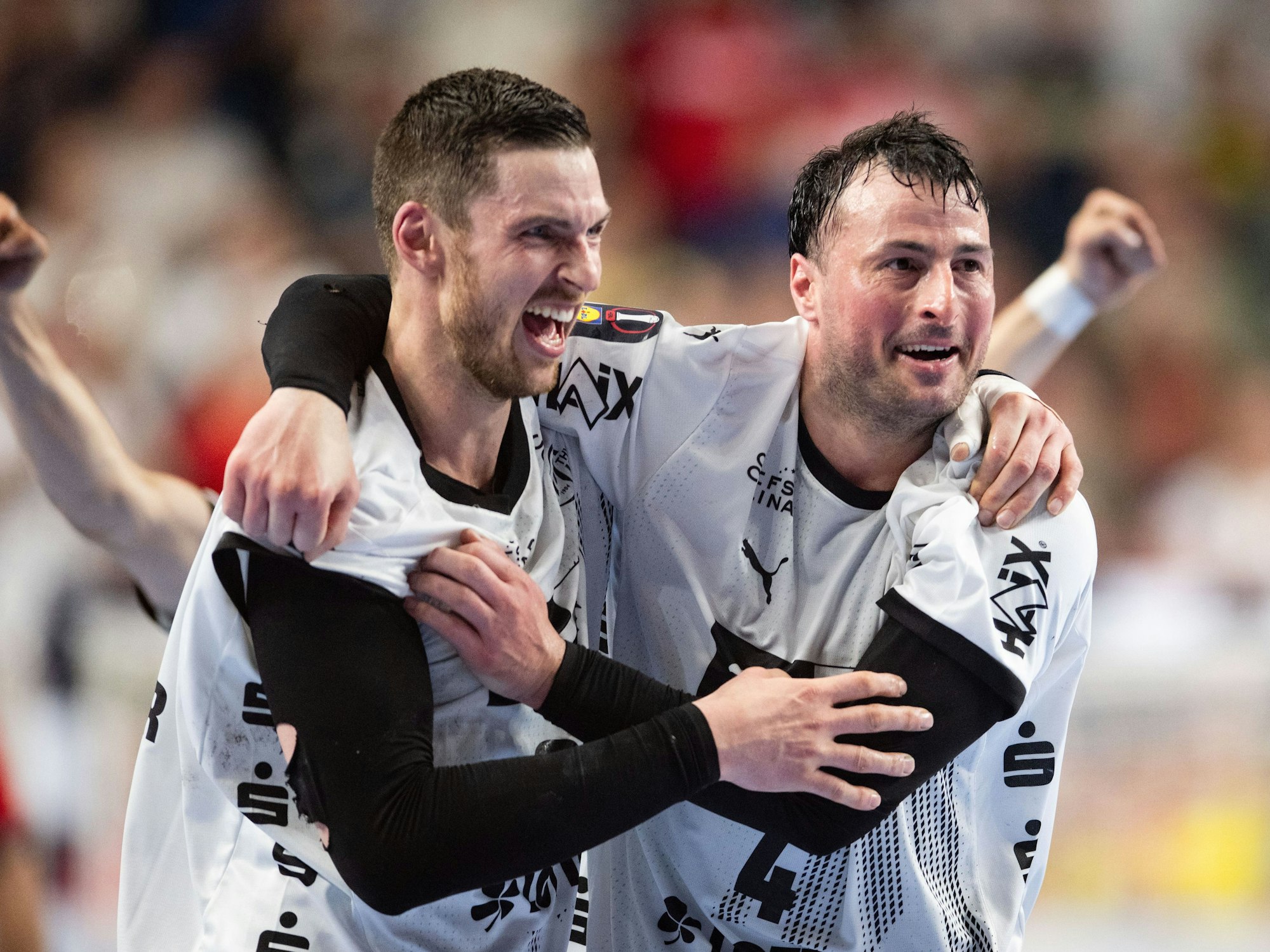 Kiels Hendrik Pekeler und Domagoj Duvnjak jubeln nach der Partie.