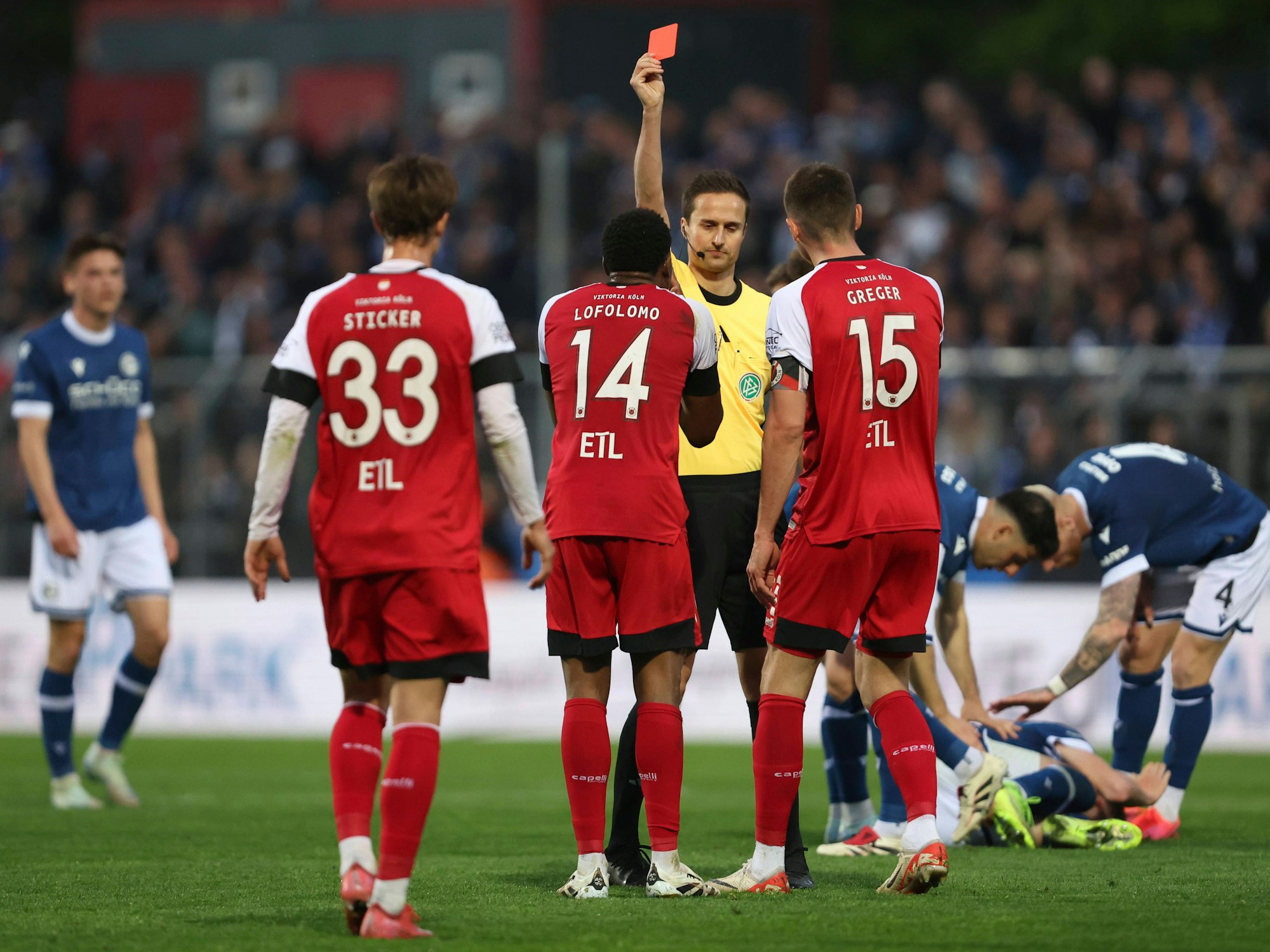 Enrique Lofolomo sieht die Gelb-Rote Karte.