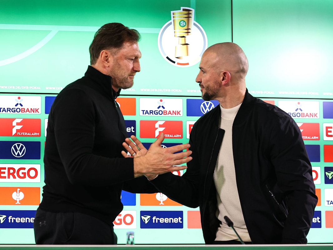 Trainer Ralph Hasenhüttl vom VfL Wolfsburg gibt Trainer Christian Ilzer von der TSG Hoffenheim die Hand.