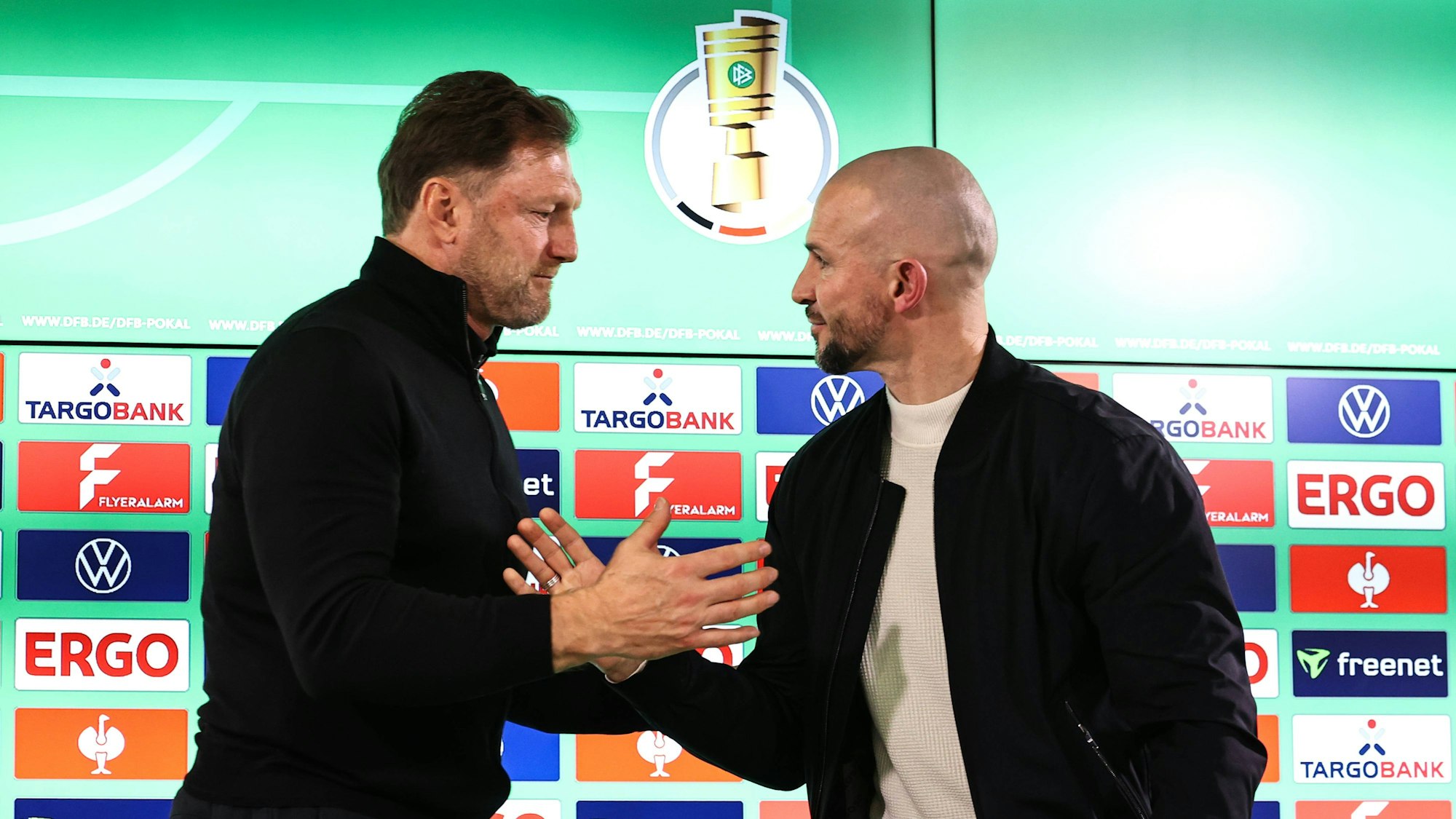 Trainer Ralph Hasenhüttl vom VfL Wolfsburg gibt Trainer Christian Ilzer von der TSG Hoffenheim die Hand.