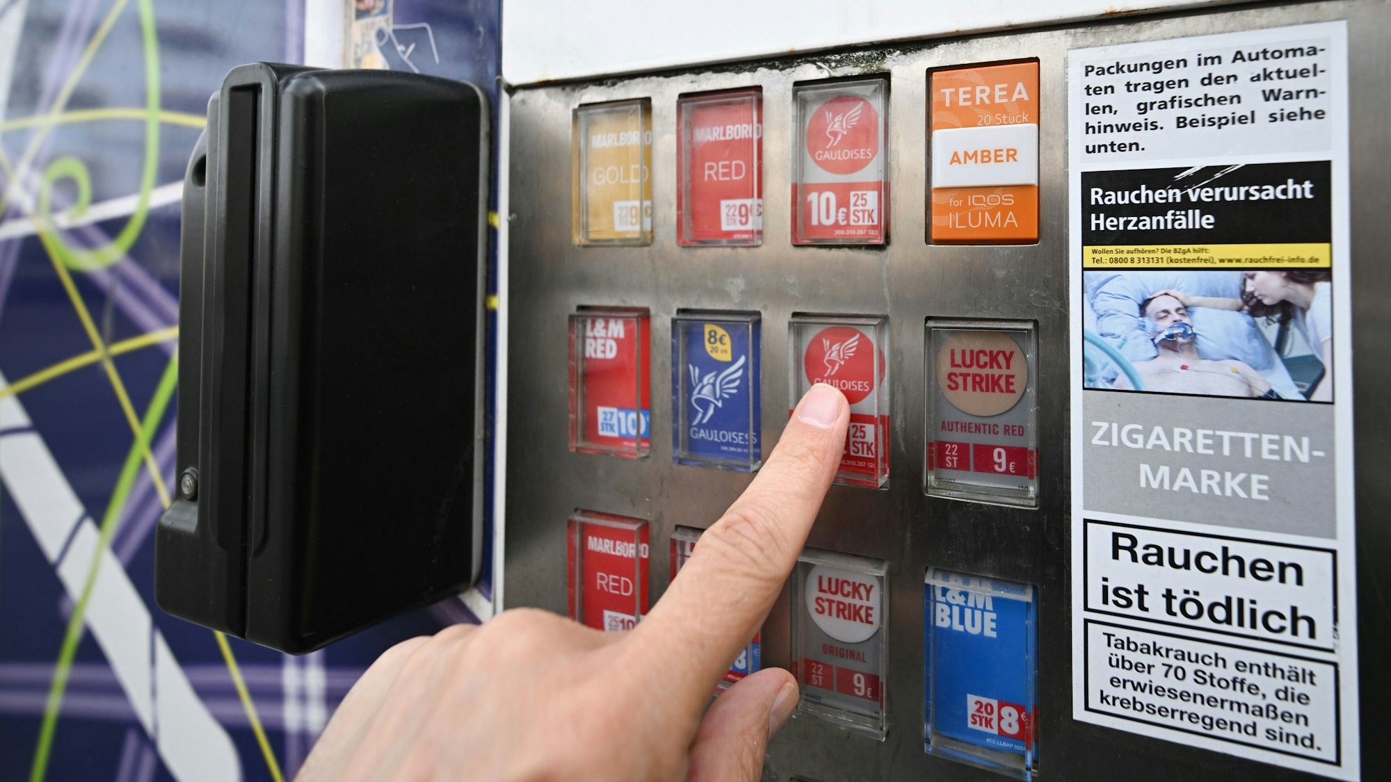Ein Zigarettenautomat wurde in der Nacht zum Sonntag (13. April 2025) in Köln-Poll gesprengt. Der mutmaßliche Täter wurde noch vor Ort gestellt.