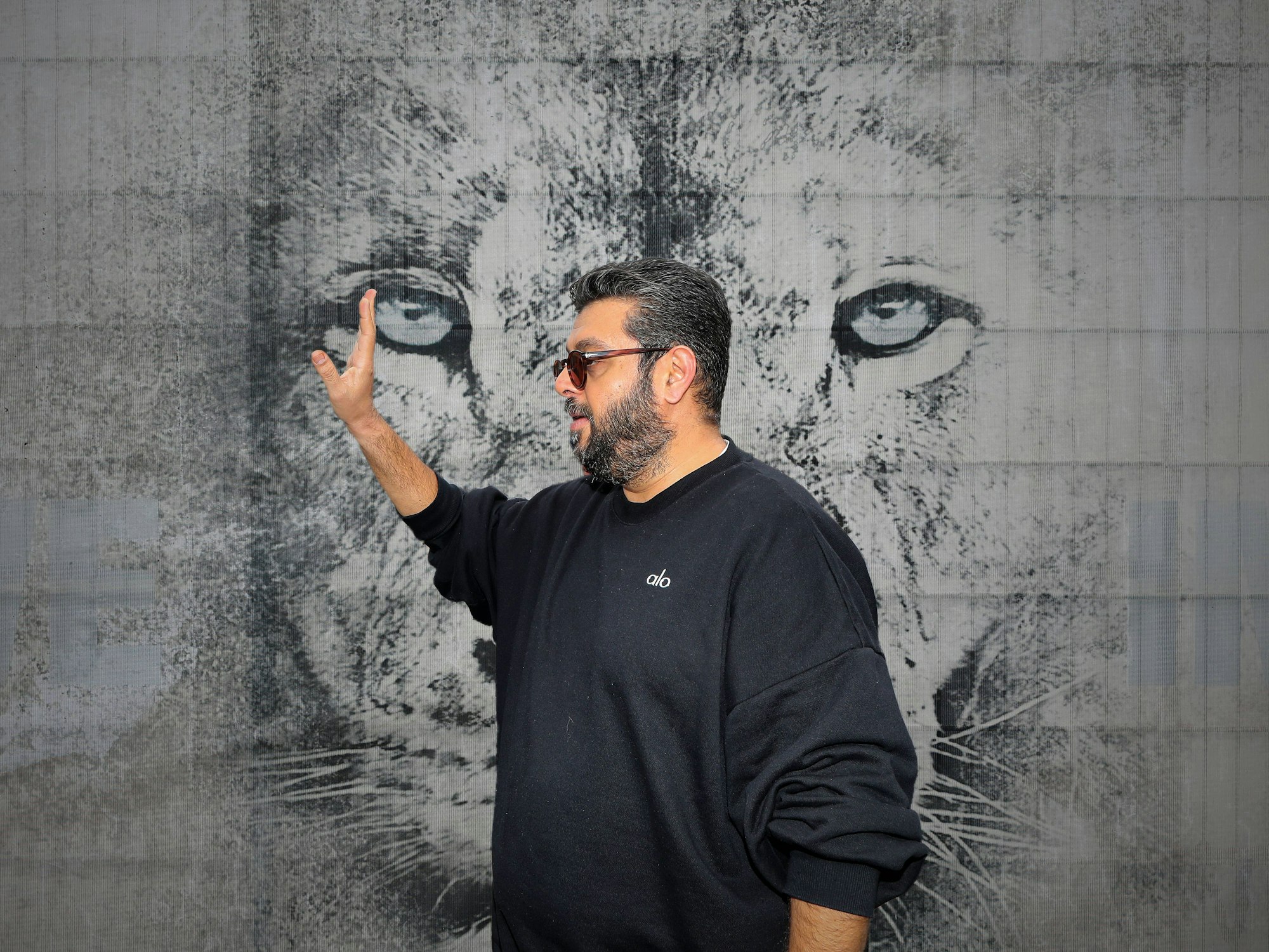 Hasan Ismaik vor einem Symbol eines Löwens.