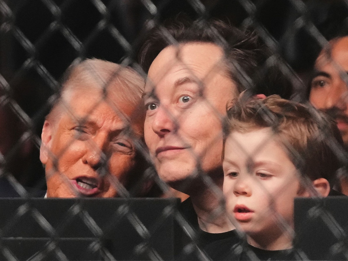 US-Präsident Donald Trump, Elon Musk und sein Sohn X Æ A-Xii besuchen am 12. April 2025 (Ortszeit) einen Mixed Martial Arts-Kampf bei UFC 314 Ultimate Fighting Championship in Miami.
