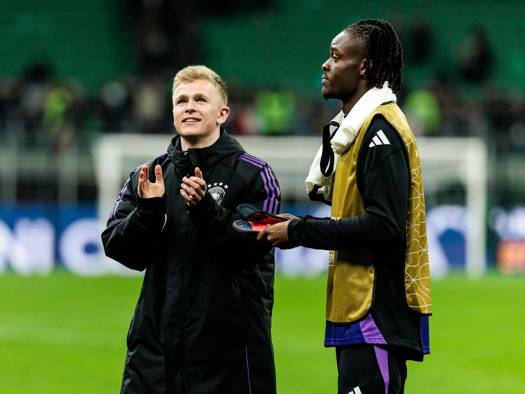 Jonathan Burkardt und Yann Bisseck nach einem Spiel.