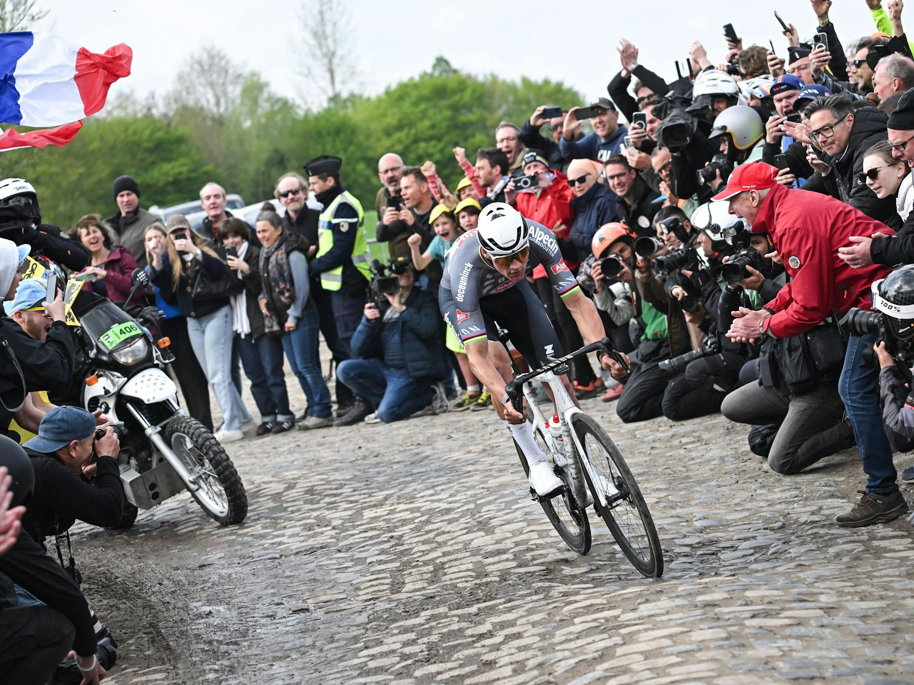 Mathieu van der Poel gewinnt das Rennen.