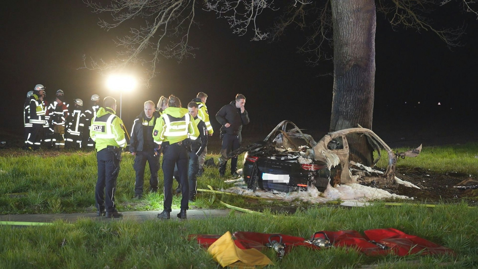 Den Rettungskräften bot sich ein Bild des Grauens. Bei dem Unfall kamen zwei 17 Jahre alte Jungen ums Leben.