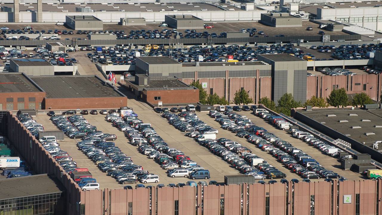 Autos stehen auf einem Parkplatz.