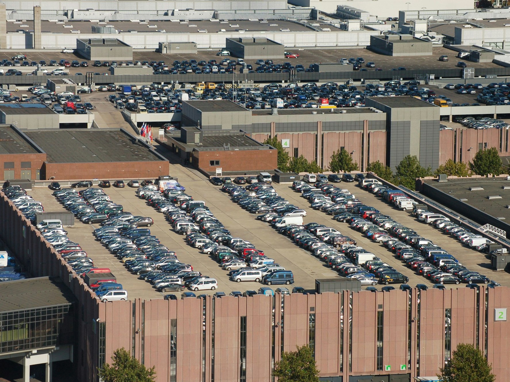 Autos stehen auf einem Parkplatz.