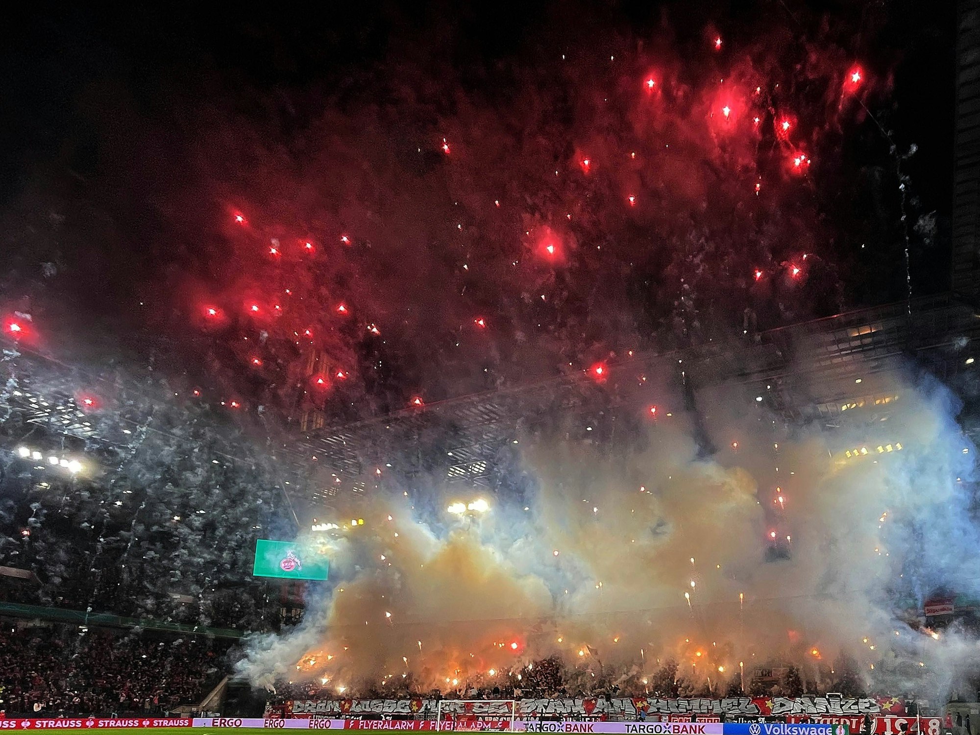 Pyro-Aktion der Fans des 1. FC Köln gegen Hertha BSC.
