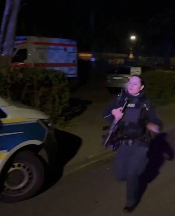 Eine Person stürzt vom Balkon eines Hochhauses in den Tod. Die Polizei geht Hinweisen auf ein mögliches Fremdverschulden nach.