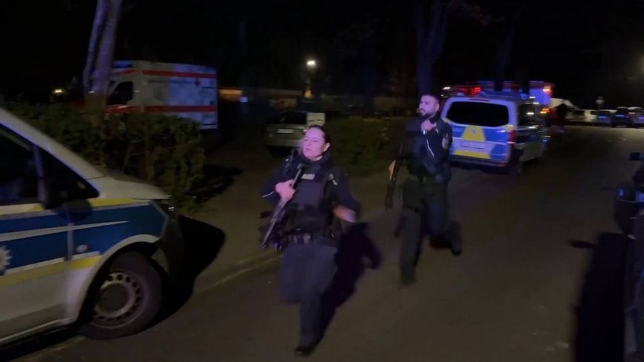 Eine Person stürzt vom Balkon eines Hochhauses in den Tod. Die Polizei geht Hinweisen auf ein mögliches Fremdverschulden nach.