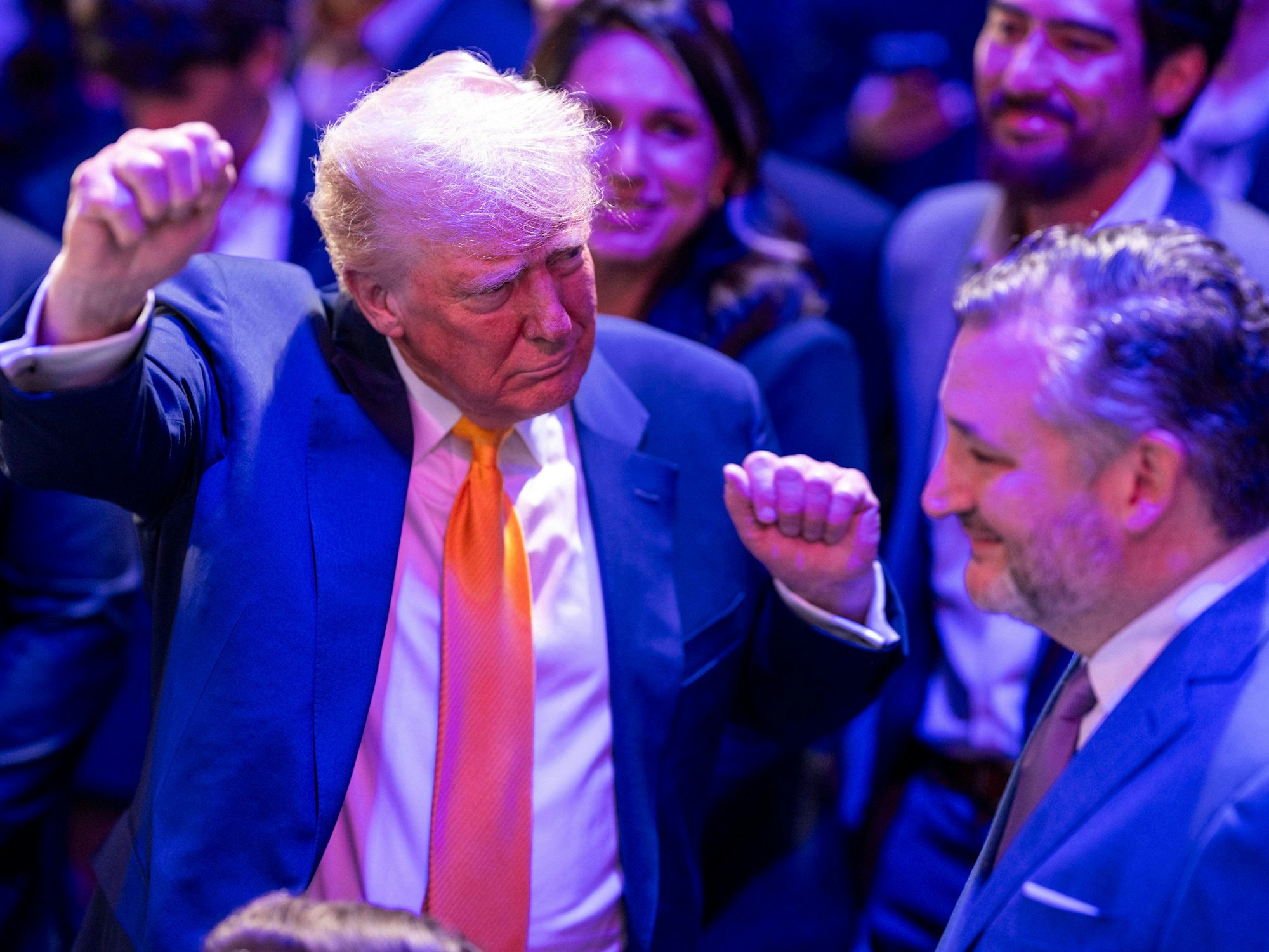 Donald Trump neben Ted Cruz beim UFC-Event.