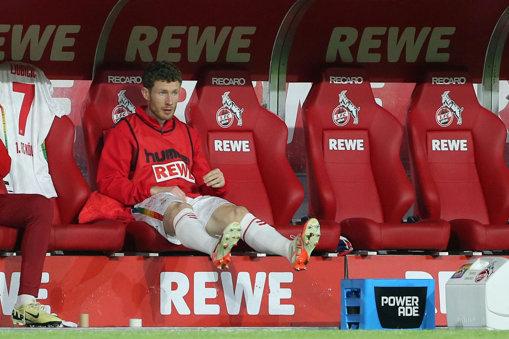 FC-Profi Florian Kainz sitzt auf der Bank.