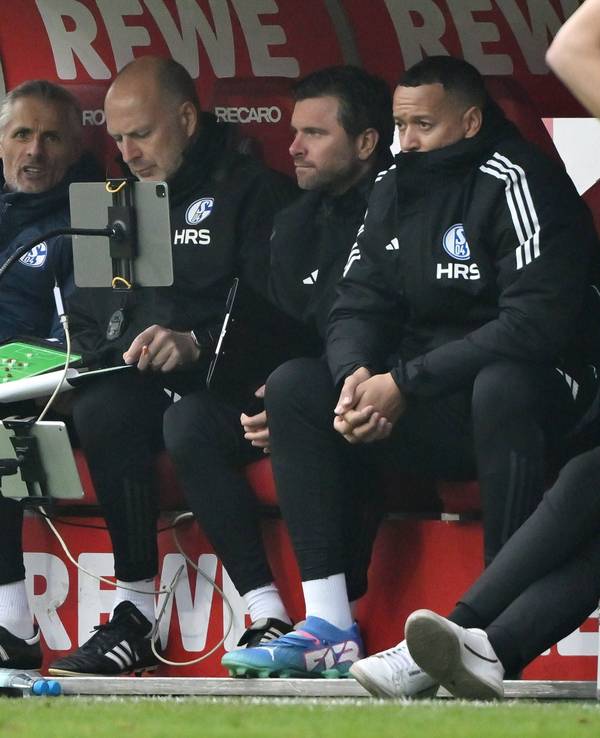 Trainer Kees van Wonderen auf der Schalke-Bank.
