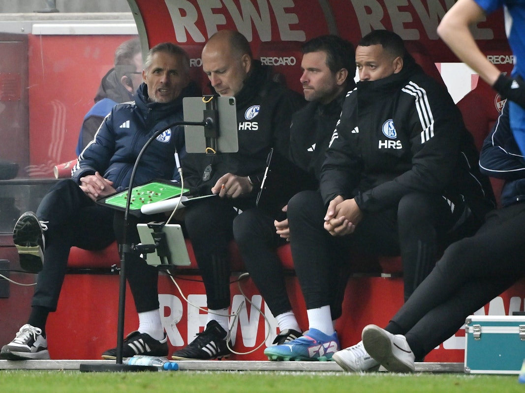 Trainer Kees van Wonderen auf der Schalke-Bank.